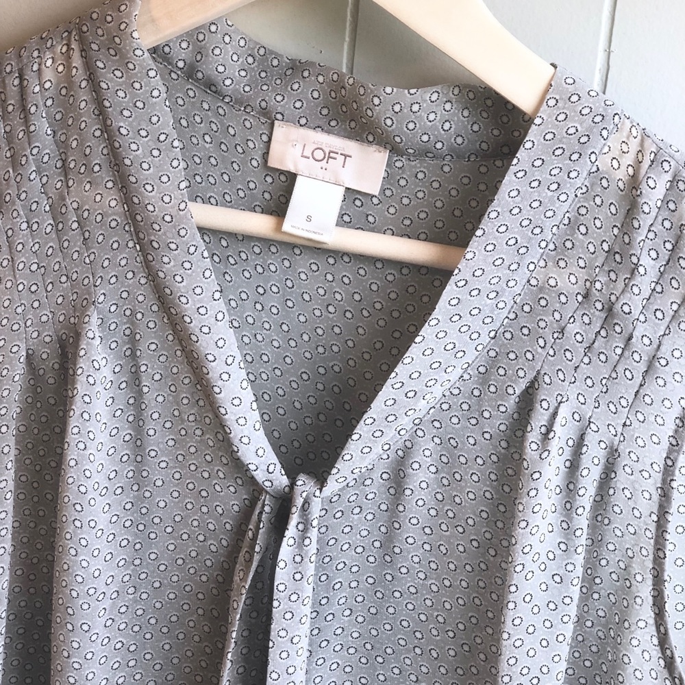 LOFT sleeveless grey top. Light weight. Size small